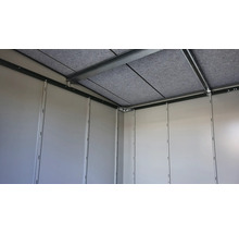 Vue intérieure d'un abri de jardin avec toit et murs en métal