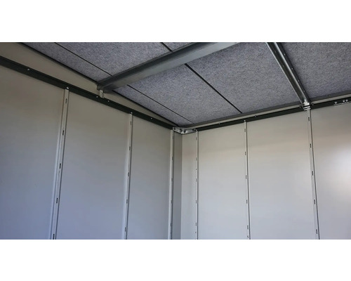 Vue intérieure d'un abri de jardin avec toit et murs en métal