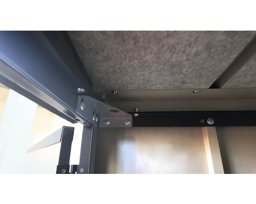 Vue détaillée de la construction d'un meuble avec vis et ferrures.