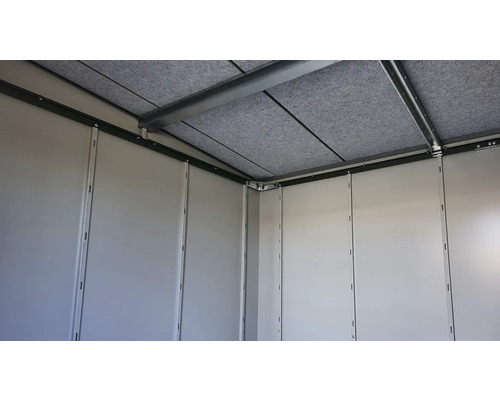 Vue intérieure d'une cabane de jardin avec panneaux muraux et isolation de toit