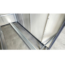 Vue intérieure d'un abri de jardin en métal avec système d'étagères