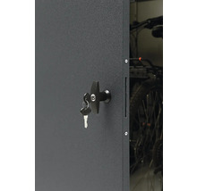 Gros plan d'un box à vélos verrouillable avec clé