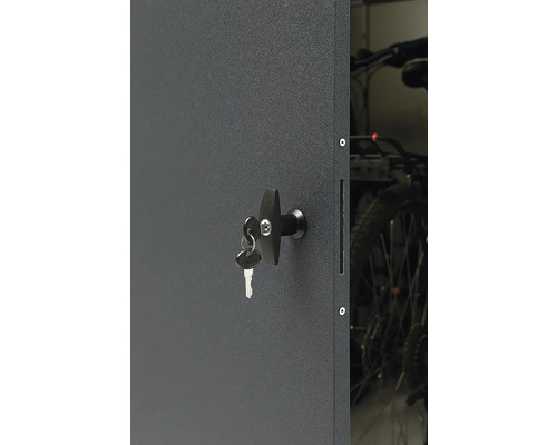 Gros plan d'un box à vélos verrouillable avec clé