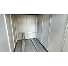 Vue intérieure d'une armoire de stockage avec des rails d'étagère