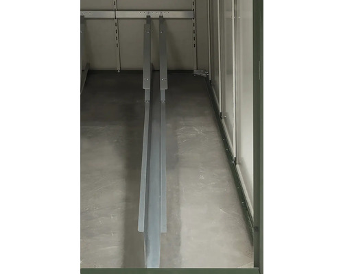 Vue intérieure d'une armoire métallique vide avec des rails