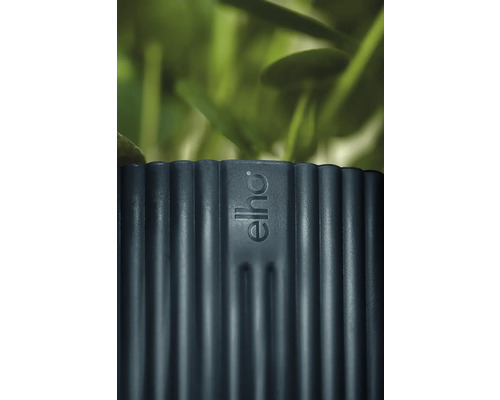 Detailansicht eines Blumentopfs mit Elho Logo und gerippter Textur.