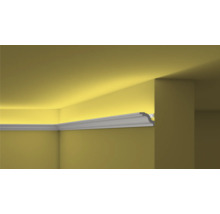 Raumecke mit angebrachter, stuckartiger Zierleiste zur indirekten Beleuchtung