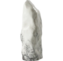 Weißer Monolith aus Marmor mit grauer Maserung für den Garten.