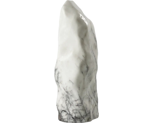 Weißer Monolith aus Marmor mit grauer Maserung für den Garten.