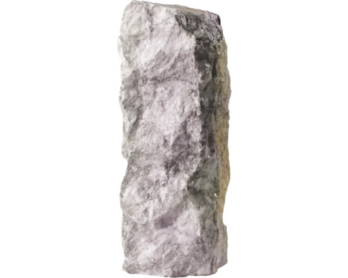 Naturstein-Monolith für die Gartengestaltung mit einer rauen, strukturierten Oberfläche.