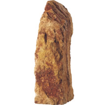 Monolith aus braun-rotem Naturstein für die Gartengestaltung mit rauer Oberfläche.