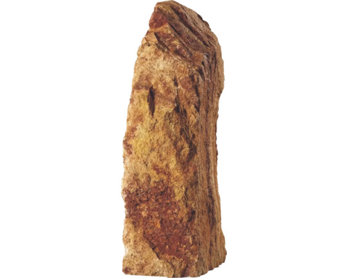 Monolith aus braun-rotem Naturstein für die Gartengestaltung mit rauer Oberfläche.