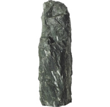 Hoher, schmaler Monolith aus Naturstein mit rauer Oberfläche und weißen Adern für die Gartengestaltung.