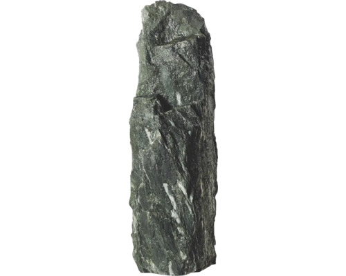 Hoher, schmaler Monolith aus Naturstein mit rauer Oberfläche und weißen Adern für die Gartengestaltung.