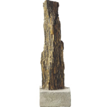 Dekorative Steinsäule aus versteinertem Holz auf massivem quadratischem Sockel für die Gartengestaltung.