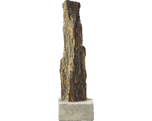 Dekorative Steinsäule aus versteinertem Holz auf massivem quadratischem Sockel für die Gartengestaltung.