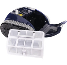 Robot de piscine avec compartiment ouvert et panier de filtration retiré