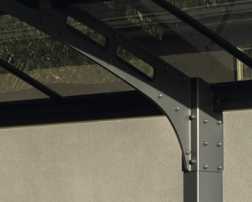 Detailansicht einer Terrassenüberdachung aus Metall und Glas