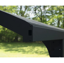 Detailansicht eines Pavillons mit dunklem Metallrahmen