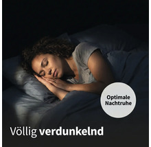 Femme dormant dans une pièce complètement sombre