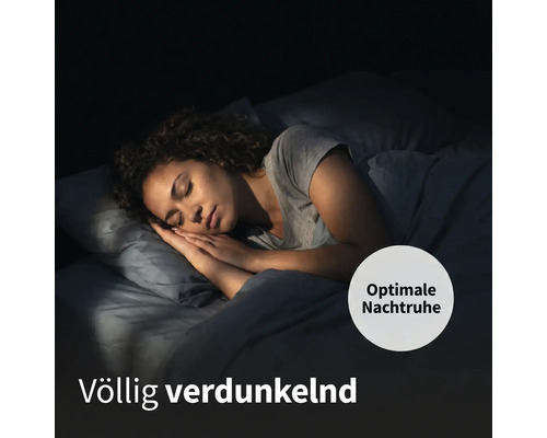 Femme dormant dans une pièce complètement sombre