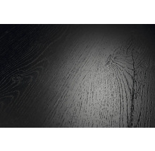 Gros plan d'une surface de sol sombre avec un aspect bois, des veines et des nœuds prononcés.