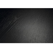 Gros plan sur une surface en bois sombre avec une veinure et une structure de bois prononcées.