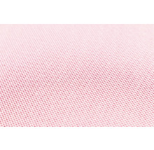 Gros plan d'un tissu textile rose avec une structure de tissage fine