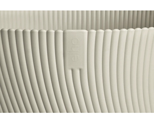 Vue détaillée d'un pot de fleurs rainuré avec Elho Logo.