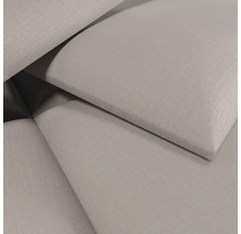 Vue détaillée de panneaux muraux rembourrés avec surface en tissu et structure tissée visible de forme carrée.