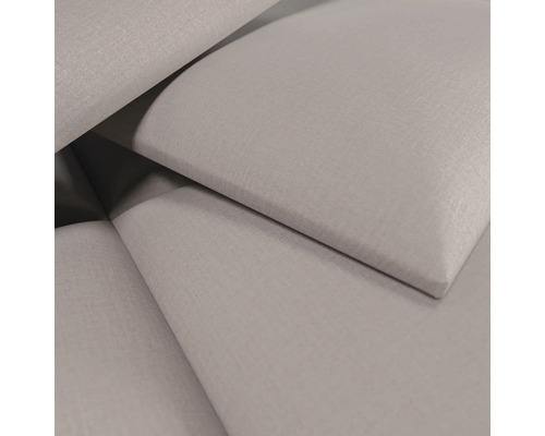Vue détaillée de panneaux muraux rembourrés avec surface en tissu et structure tissée visible de forme carrée.
