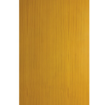 Gelbe Tapete mit einer vertikalen Struktur in Holzoptik.