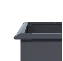 Vue détaillée du raccord d'angle d'un carré potager surélevé en métal.