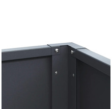 Raccord d angle d un bac à plantes en métal avec vis apparentes.