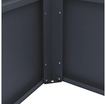 Vue détaillée d'un raccord d'angle en métal avec des vis.