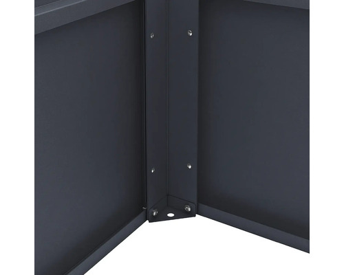 Vue détaillée d'un raccord d'angle en métal avec des vis.