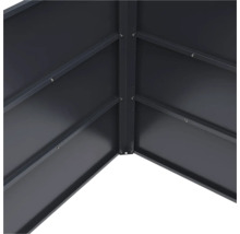 Vue détaillée de l'angle intérieur d'un carré potager en métal avec des raccords vissés visibles et des entretoises horizontales.