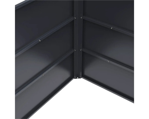 Vue détaillée de l'angle intérieur d'un carré potager en métal avec des raccords vissés visibles et des entretoises horizontales.