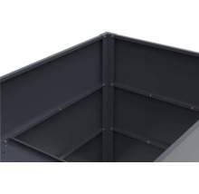 Vue détaillée du coin intérieur d une jardinière surélevée en métal avec des raccords vissés visibles et des renforts.