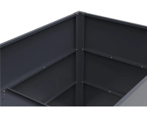 Vue détaillée du coin intérieur d une jardinière surélevée en métal avec des raccords vissés visibles et des renforts.