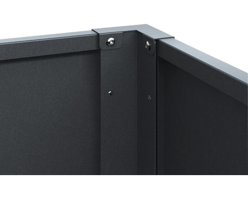 Vue détaillée d une jonction d angle en métal avec vissage sur une surface thermolaquée.