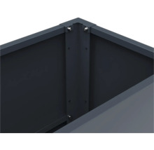 Vue détaillée du raccord d'angle d'un carré potager en métal avec des raccords vissés robustes.