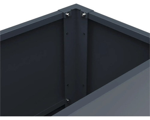 Vue détaillée du raccord d'angle d'un carré potager en métal avec des raccords vissés robustes.