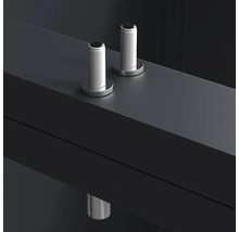 Deux poignées de robinetterie cylindriques en métal brillant avec une base ronde.