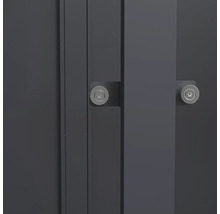 Gros plan d'un poteau métallique gris foncé avec des vis Torx sur des supports.