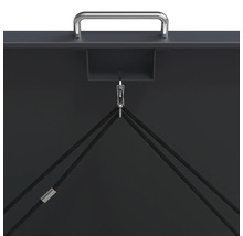 Vue détaillée d'une poignée métallique et d'un mécanisme à câble sur un abri de jardin gris foncé.