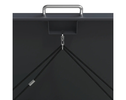 Vue détaillée d'une poignée métallique et d'un mécanisme à câble sur un abri de jardin gris foncé.