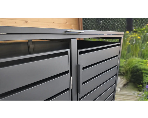 Cache-poubelle en métal anthracite avec design à lamelles, poignées sur le couvercle et la porte pour l'extérieur.