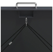 Vue détaillée d'un écran de projection foncé avec poignée en métal chromé, mécanisme de crochet et câbles de tension noirs.