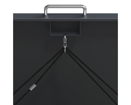 Vue détaillée d'un écran de projection foncé avec poignée en métal chromé, mécanisme de crochet et câbles de tension noirs.